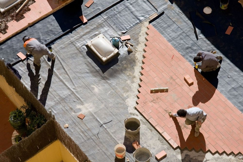 vista aerea de hombres trabajando sobre tejado